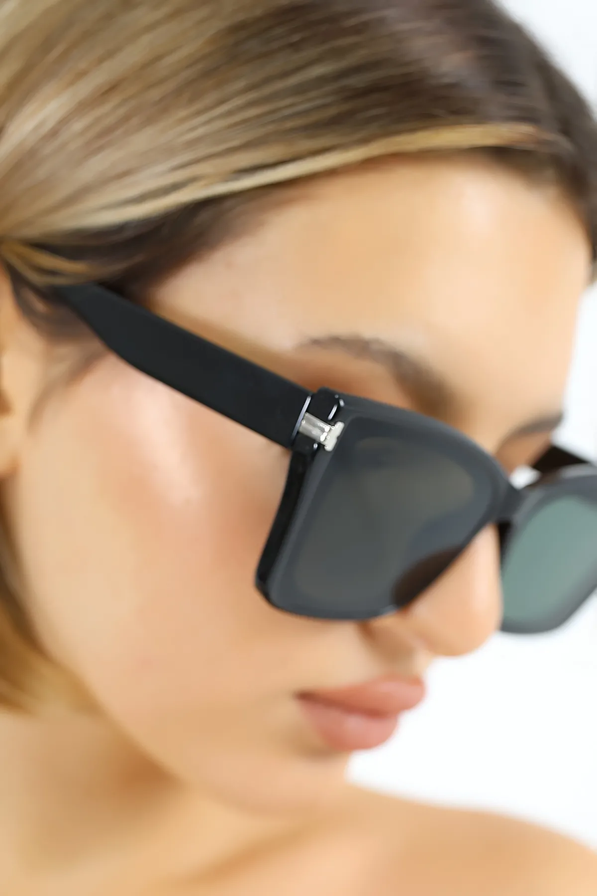 Kadın UV400 Siyah Oversize Güneş Gözlüğü Gold Detay 25-20 C2 Yeşil Cam Kadın UV400 Siyah Oversize Güneş Gözlüğü Gold Detay 25-20 C2 Yeşil Cam