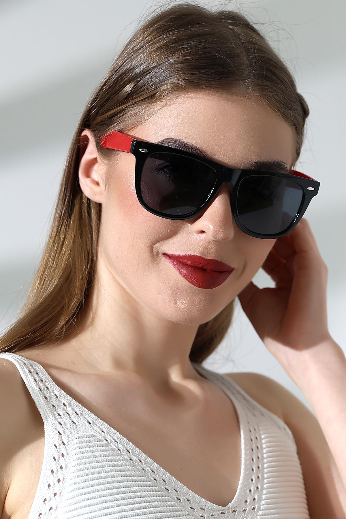 Kadın Wayfare Siyah-Kırmızı Polarize Güneş Gözlüğü 23045-3 c0209 P